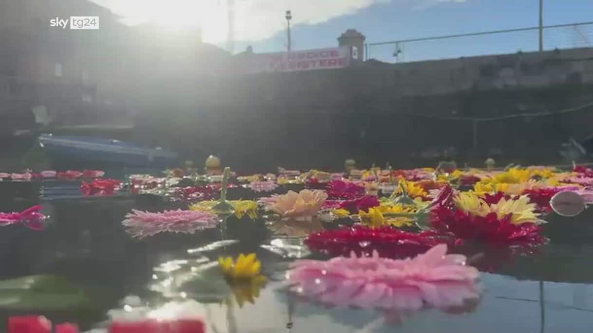 Pozzuoli, fiori in darsena: simbolo di lotta al bradisismo