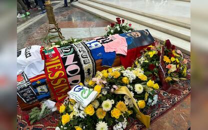 Il feretro del calciatore Totò Schillaci, scomparso il 18 settembre 2024 a 59 anni, nella Cattedrale di Palermo, 20 settembre 2024 ANSA/ Salvatore Lo Iacono