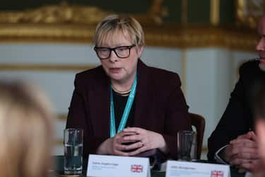 Angela Eagle, Ambiente