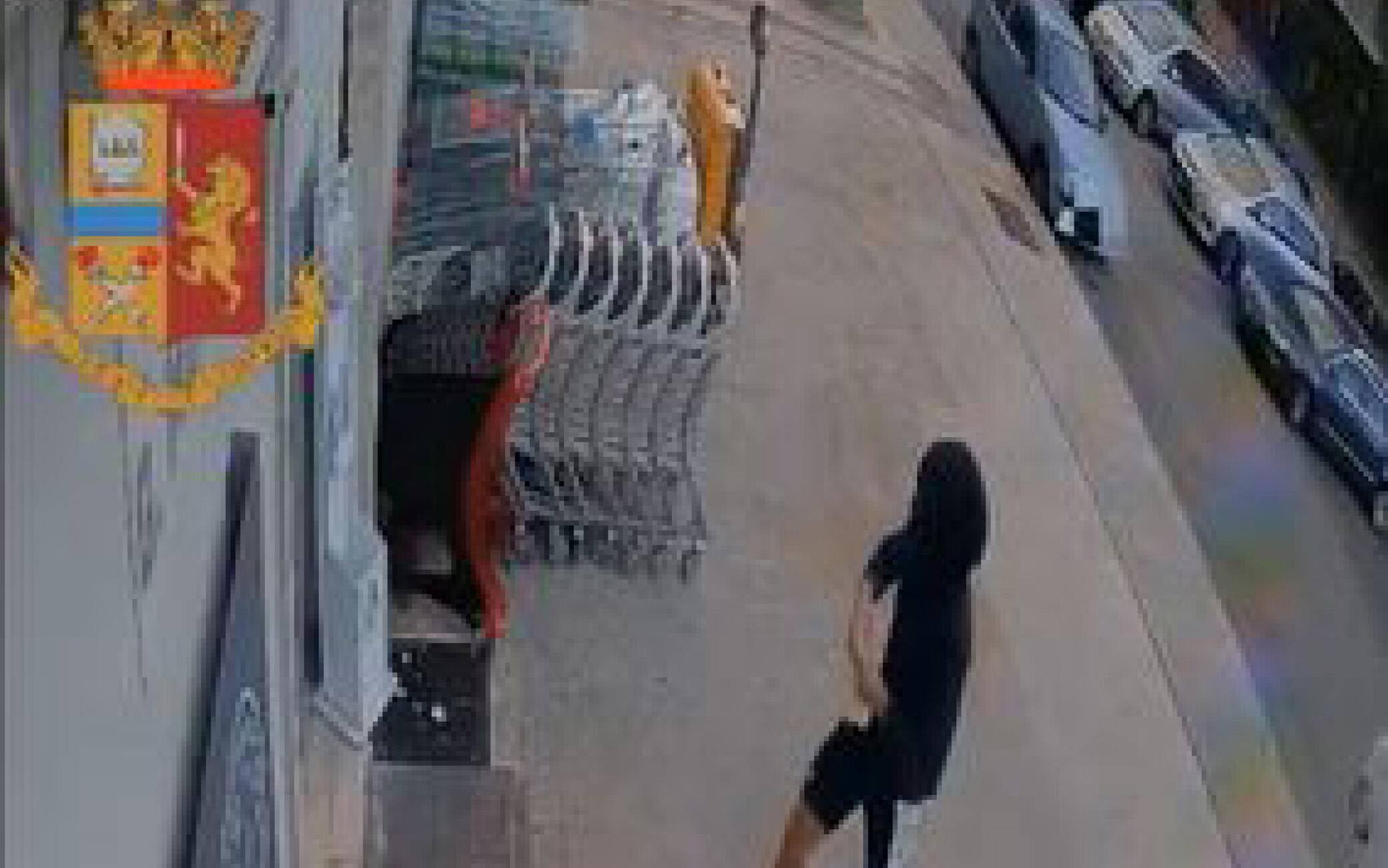 La Polizia di Stato ha fatto luce su tre rapine violente commesse a Palermo ai danni di un distributore di carburante e di due supermercati, utilizzando auto rubate poi date alle fiamme e una pistola a salve, 03 dicembre 2022. In tre seminavano il panico sia per le modalità degli assalti durante i quali puntavano l'arma che riproduce perfettamente una pistola vera, alla tempia delle vittime, sia con gli incendi delle auto rubate e usate per le rapine. In un caso l'auto data alle fiamme ha rischiato di coinvolgere uno stabile nel rogo. La facciata è stata annerita prima che i pompieri potessero spegnere le fiamme. Il gip Clelia Maltese ha disposto il carcere per Gianluca Cintura, 25 anni, e Vincenzo Filippone, di 22 anni, e i domiciliari per un terzo indagato, Gaspare Emanuele Ribaudo, di appena 19 anni. Gli episodi contestati risalgono al 18 gennaio, 23 e 26 agosto.ANSA/ POLIZIA DI STATO+++ ANSA PROVIDES ACCESS TO THIS HANDOUT PHOTO TO BE USED SOLELY TO ILLUSTRATE NEWS REPORTING OR COMMENTARY ON THE FACTS OR EVENTS DEPICTED IN THIS IMAGE; NO ARCHIVING; NO LICENSING +++ (NPK)