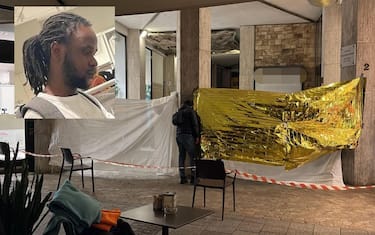 Omicidio in via Tiraboschi, nel centro di Bergamo, 03 gennaio 2025. Un uomo di 40 anni è stato ucciso a coltellate, a pochi passi dal Comune e da Largo Porta Nuova. All'origine ci sarebbe una lite degenerata.
ANSA/MICHELE MARAVIGLIA