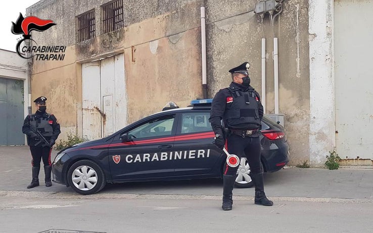 Un fermo immagine tratto da un video dei carabinieri di Alcamo, 29 marzo 2022: I carabinieri della compagnia di Alcamo (Tp) hanno dato esecuzione a un'ordinanza cautelare nei confronti di 14 persone accusate a vario titolo di corruzione per atti contrari ai doveri d'ufficio e traffico di influenze illecite. Una è finita in carcere, 3 ai domiciliari e 10 sono sottoposte all'obbligo di dimora. L'indagine riguarda presunte irregolarità nei concorsi in polizia e nei vigili del fuoco. Secondo la ricostruzione degli inquirenti uno degli indagati sfruttando le proprie conoscenze all'interno delle amministrazioni pubbliche e la sua nomina in una sottocommissione di esame si sarebbe impegnato a sponsorizzare alcuni partecipanti a concorsi pubblici. Se poi il candidato avesse vinto il concorso avrebbe dovuto pagare. Ad Alcamo c'era una scuola di preparazione per concorsi. Tra i soggetti coinvolti ci sarebbero 10 dipendenti della Polizia e dei Vigili del Fuoco.
ANSA/CARABINIERI EDITORIAL USE ONLY NO SALES