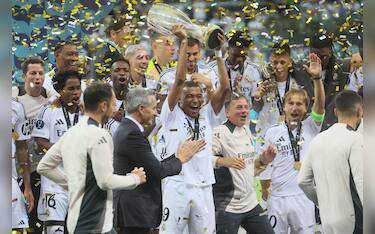 epa11549248 Real Madrid's team celebrates with the trophy after winning the UEFA Super Cup soccer match between Real Madrid and Atalanta BC at PGE Narodowy Stadium in Warsaw, Poland, 14 August 2024.  EPA/Piotr Nowak POLAND OUT
