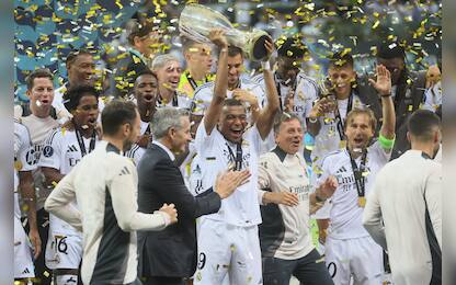 epa11549248 Real Madrid's team celebrates with the trophy after winning the UEFA Super Cup soccer match between Real Madrid and Atalanta BC at PGE Narodowy Stadium in Warsaw, Poland, 14 August 2024.  EPA/Piotr Nowak POLAND OUT