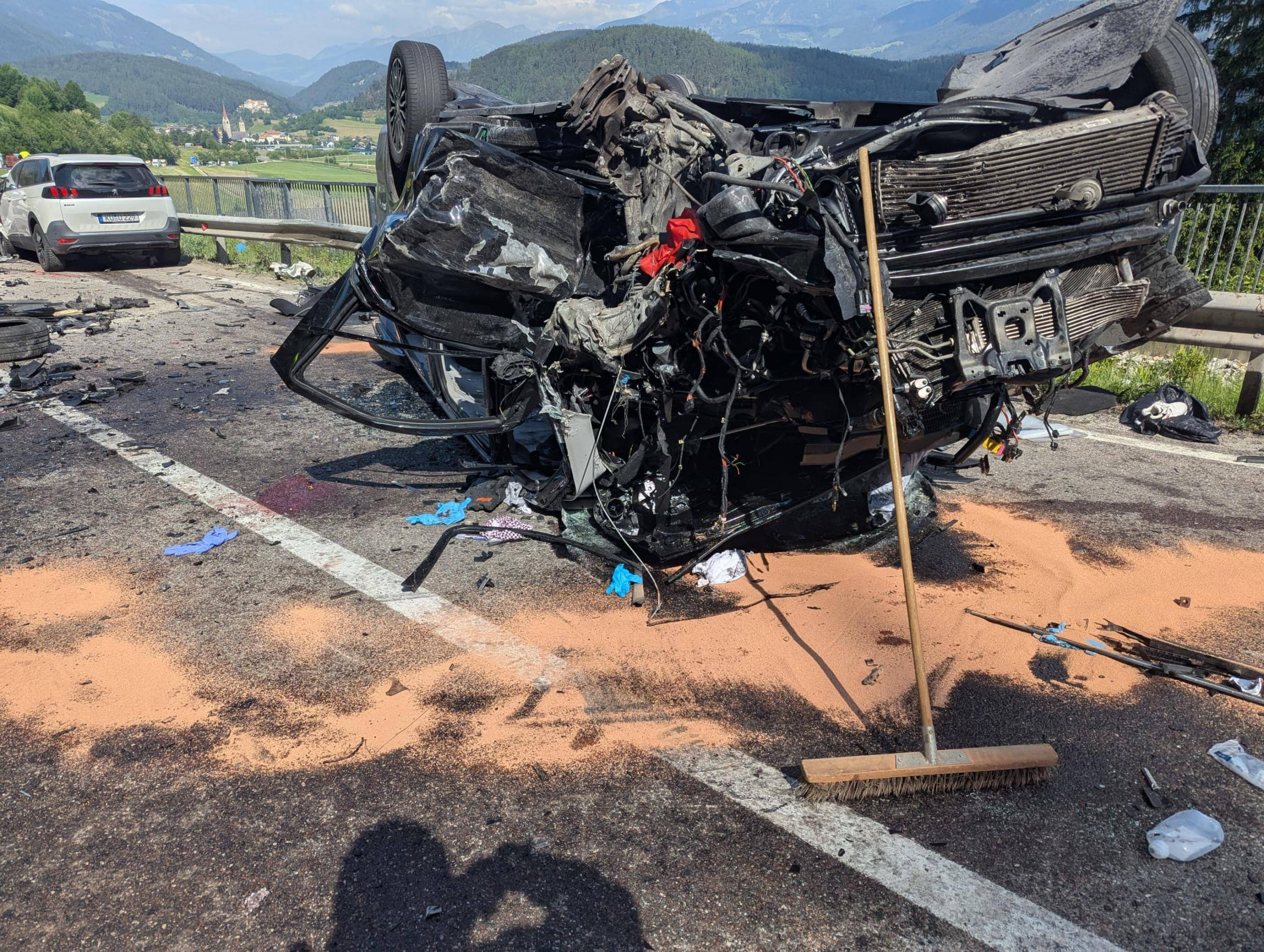 Il sinistro è avvenuto lungo la ss49: tre i veicoli coinvolti, oltre a un minibus, Brunico, 27 maggio 2026. ANSA / US VIGILI DEL FUOCO +++ UFFICIO STAMPA VIGILI DEL FUOCO  +++ FOTO NON IN  VENDITA - DA USARE SOLO PER FINI GIORNALISTICI  +++ NPK +++