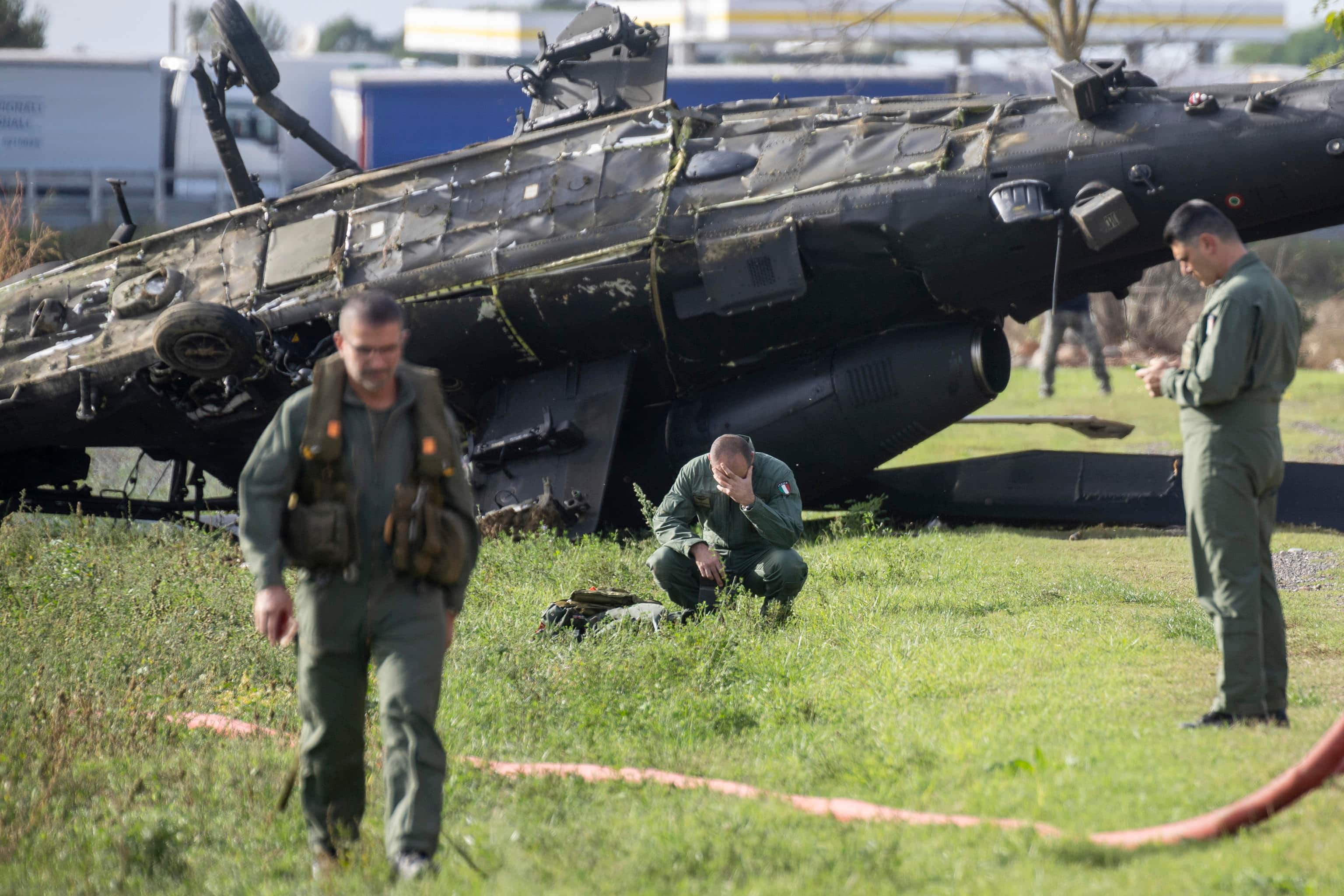 Un elicottero militare è caduto in un campo nei pressi nei pressi dell'aeroporto civile 'La Spreta' di Ravenna, in fase di atterraggio. Dalle prime informazioni ci sarebbero due feriti. La E45, che si trova vicino al luogo dell'incidente è stata temporaneamente chiusa al traffico al km 248 e il traffico deviato, 23 ottobre 2023. ANSA/Fabrizio Zani