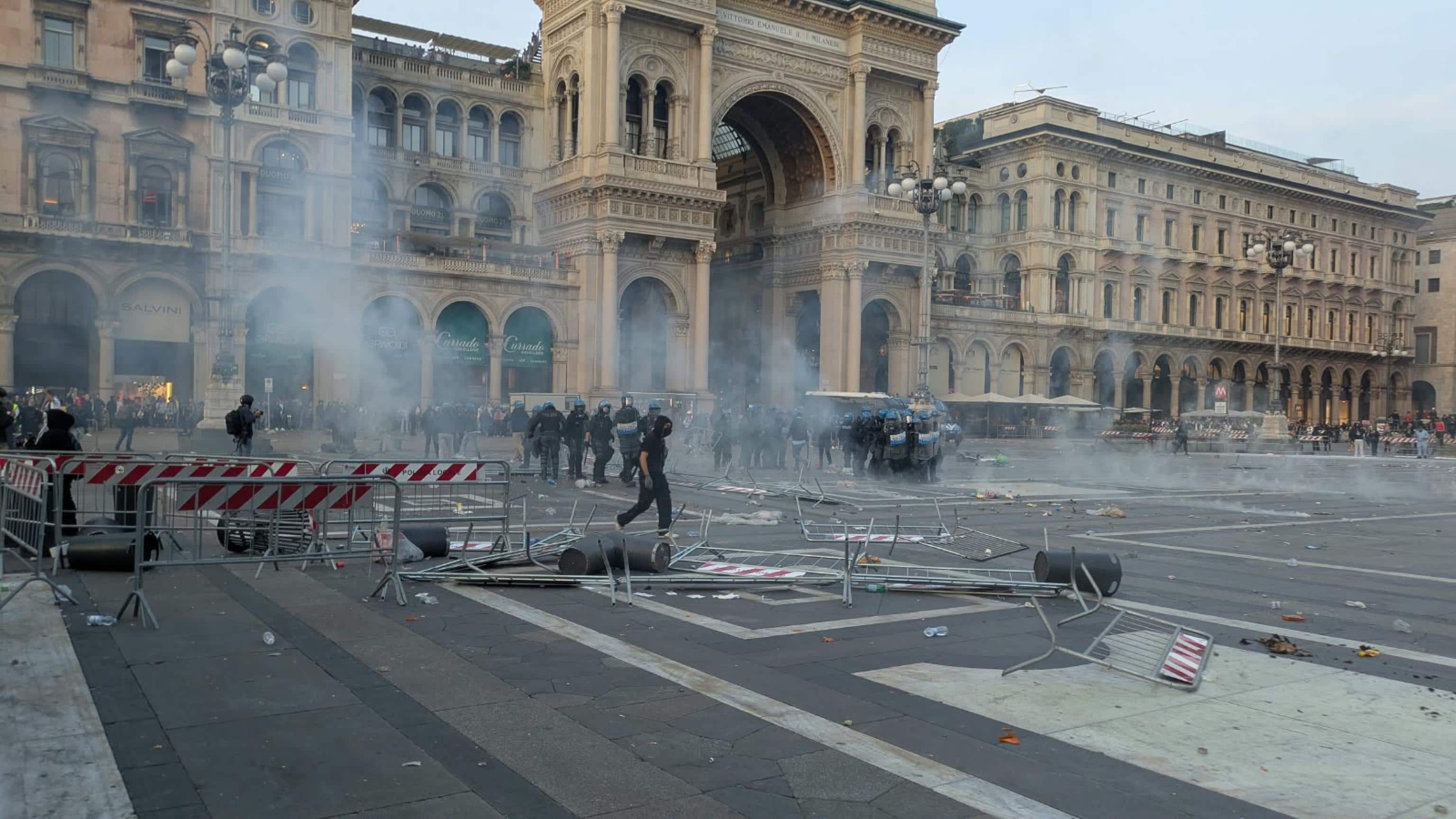 Momenti di tensione, in centro a Milano, tra via San Prospero e piazza Cordusio, dove per una decina di minuti la Polizia è stata bersagliata da gruppi di giovani                  vestiti di nero e con il volto coperto, Milano, 17 ottobre 2026. ANSA/ PAOLO SALMOIRAGO 
