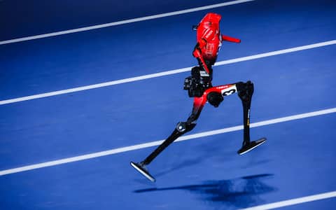 epa13184821 A humanoid robot runs during a 100m event at the 2026 World Humanoid Robot Games in the National Speed Skating Oval in Beijing, China, 22 August 2026. The 2026 World Humanoid Robot Games are being held in Beijing until 26 August.  EPA/WU HAO