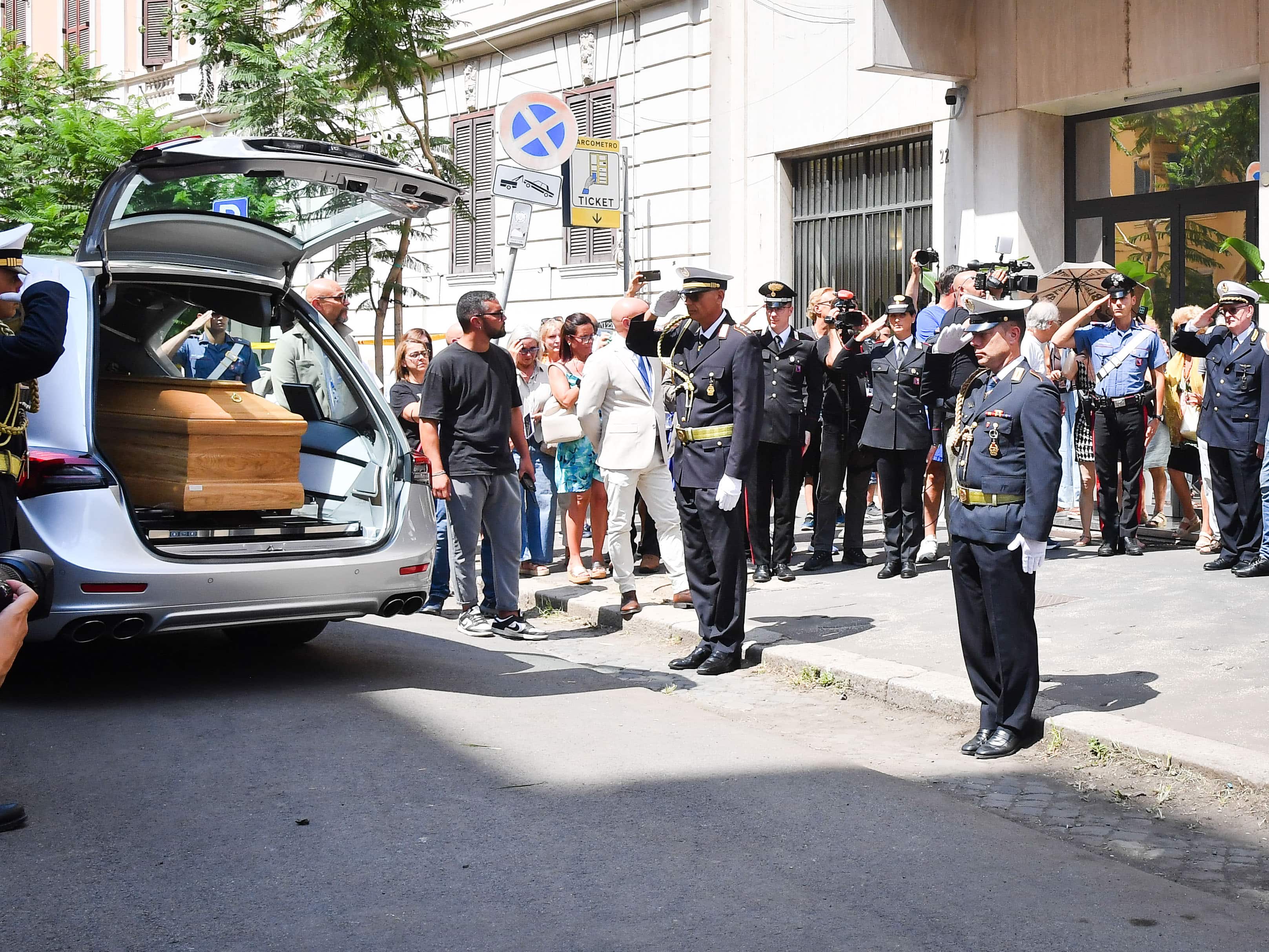 Roma, morto Pippo Baudo, La Camera Ardente  al Teatro delle Vittorie - Nella foto: IL FERETRO LASCIA IL TEATRO