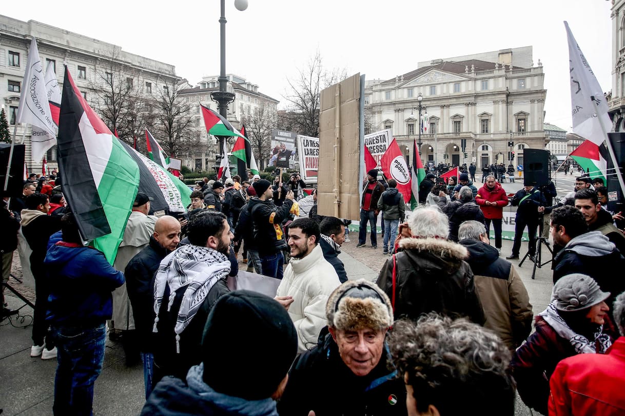 Prima della Scala a Milano, flash mob e presidi di protesta