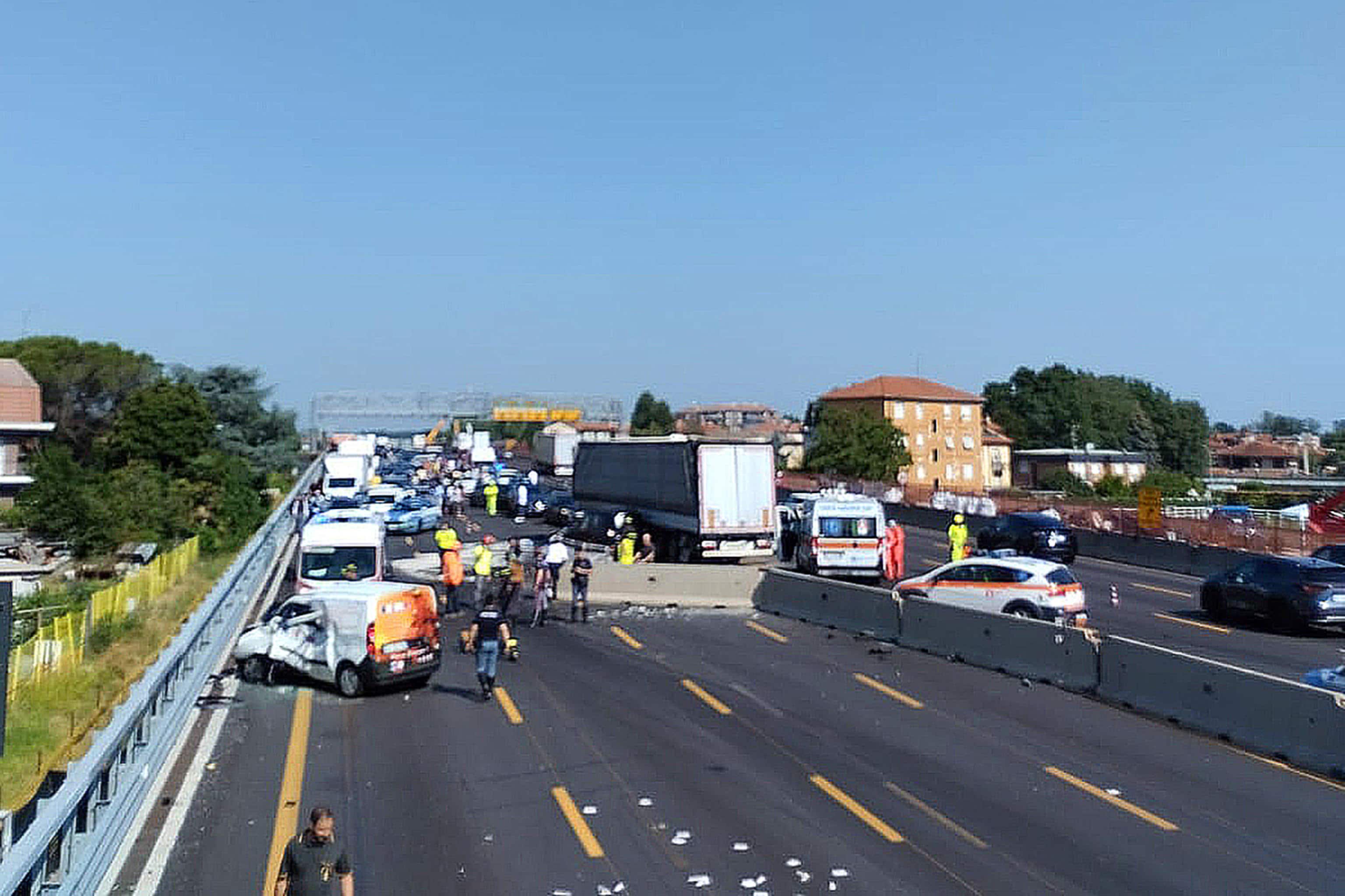 La coda creatasi per l'incidente causato da un camion frigorifero che ha sfondato poco dopo le 9 i new jersey sull'Autolaghi fra Lainate e lo svincolo A8 e A9, andando nella carreggiata opposta dove ha investito almeno due mezzi. La circolazione è stata sospesa in entrambe le direzioni per permettere l'intervento dei vigili del fuoco, della polstrada e dei sanitari, 17 Luglio 2023. ANSA/SPF