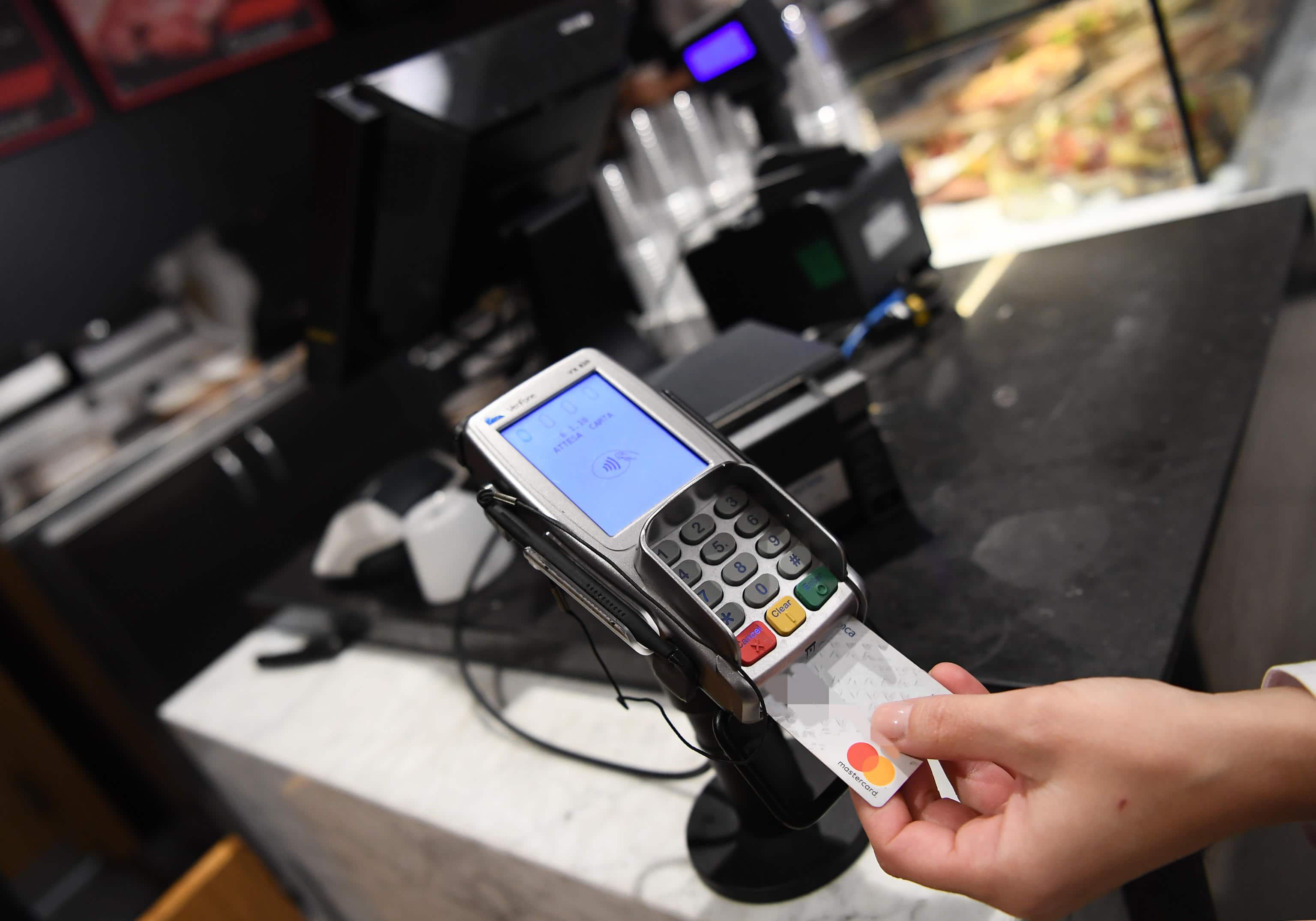 Un pagamento POS con carta di credito a Roma, 18 dicembre 2019.  ANSA / ETTORE FERRARI