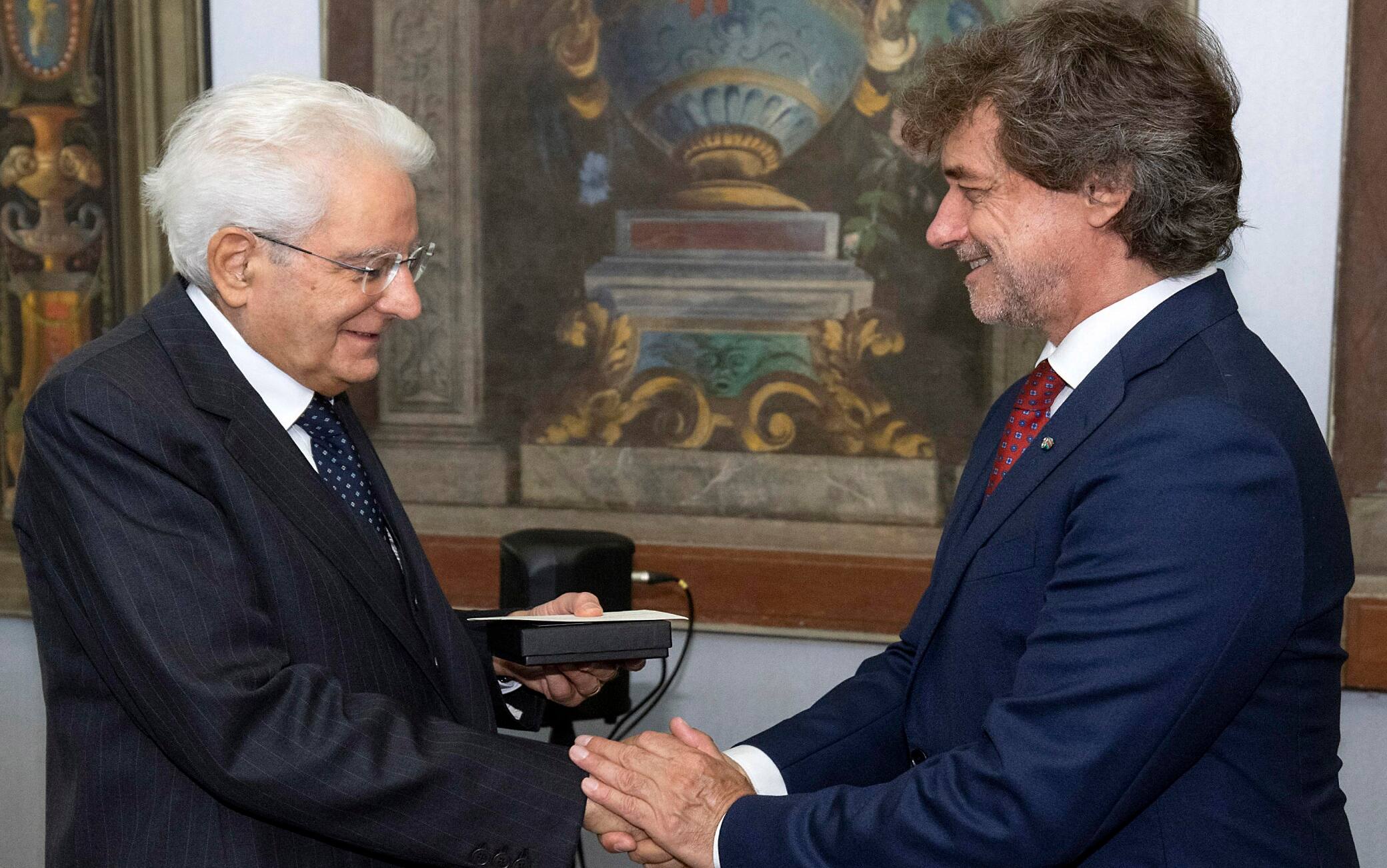 Il presidente della Repubblica Sergio Mattarella con Alberto Angela al Quirinale, Roma, 12 ottobre 2022. ANSA/Paolo Giandotti - Ufficio per la Stampa e la Comunicazione della Presidenza della Repubblica +++ NO SALES, EDITORIAL USE ONLY +++ NPK +++