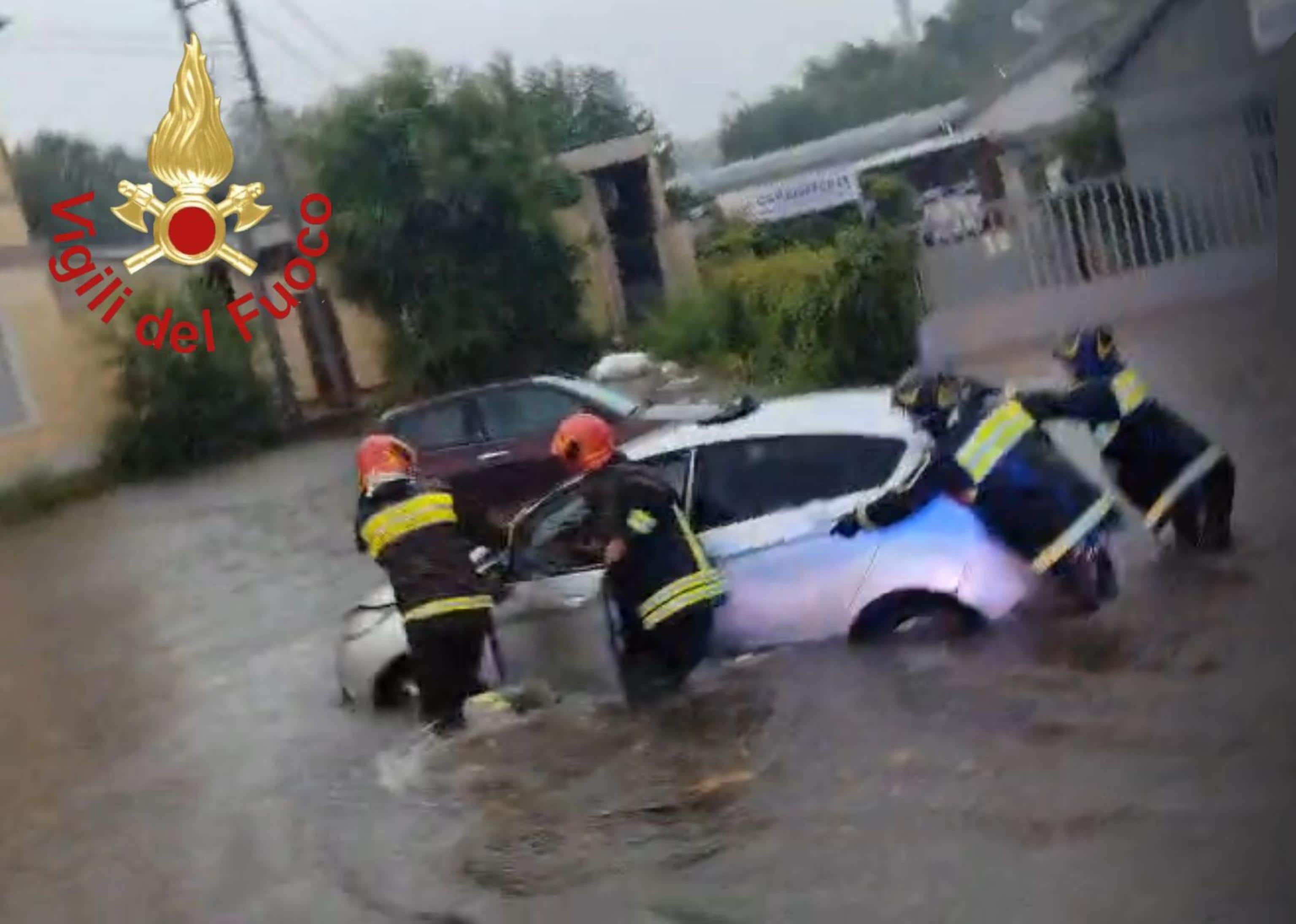 Sono una quarantina gli interventi effettuati dai vigili del fuoco a Como, e nei comuni della provincia, per il violento nubifragio che si è abbattuto questa mattina nella zona, 5 luglio 2025. Si è trattato in prevalenza di allagamenti, automobilisti in difficoltà, operazioni di prosciugamento, rimozione di ostacoli alla circolazione e taglio di piante pericolanti.  ANSA/VIGILI DEL FUOCO +++FOTO DIFFUSA DALL'UFFICIO STAMPA - USARE SOLO PER ILLUSTRARE OGGI LA NOTIZIA INDICATA NEL TITOLO - NON ARCHIVIARE - NON VENDERE - NON USARE PER FINI NON GIORNALISTICI - NPK+++