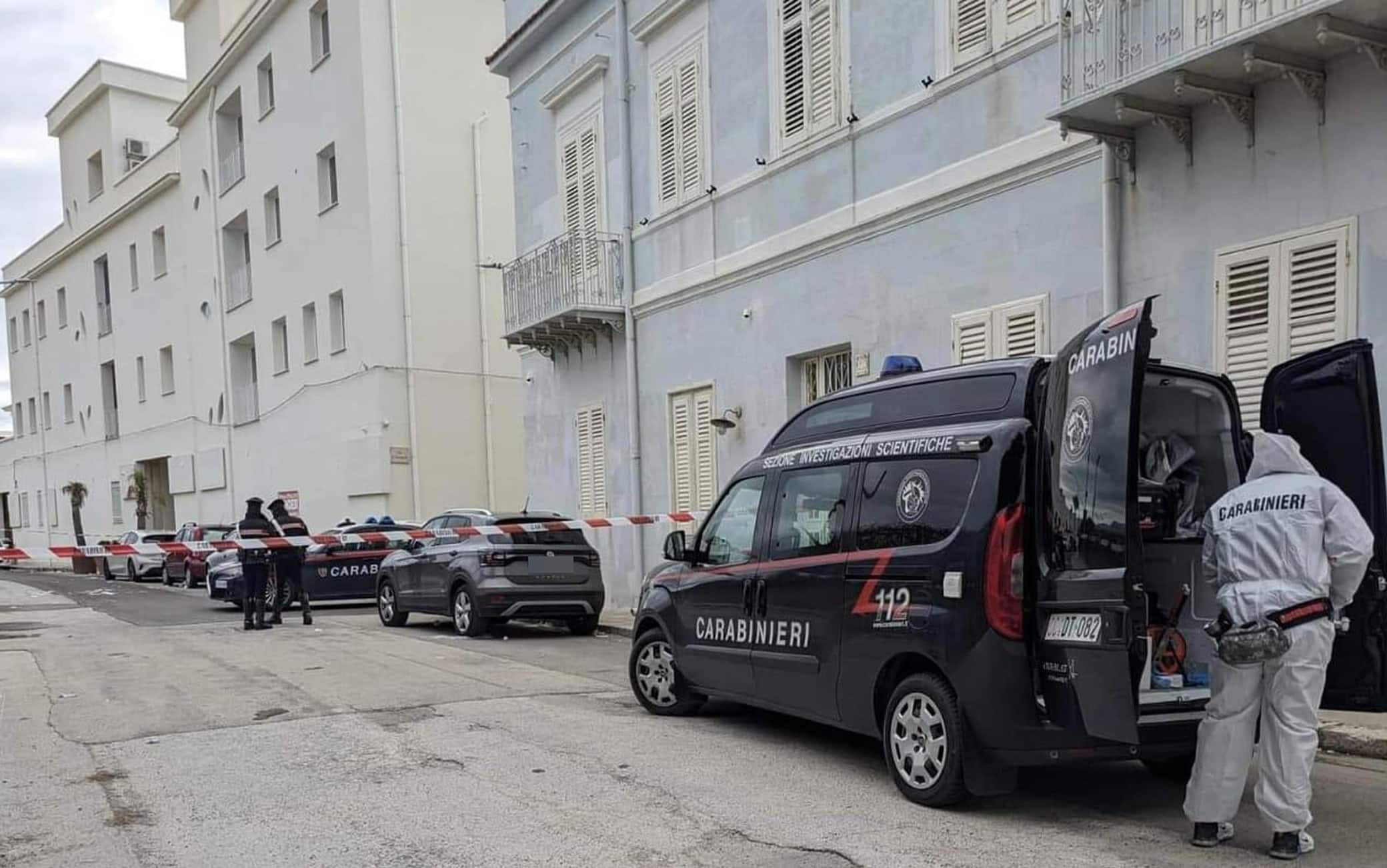I Carabinieri sul luogo in cui un ventenne è stato ucciso in nottata nel corso di una rissa, Balestrate (Palermo), 14 gennaio 2024. La rissa e' scoppiata all'interno della discoteca Medusa ed e' poi proseguita all'esterno del locale. La vittima sarebbe stata assassinata a botte.ANSA/ IGNAZIO MARCHESE