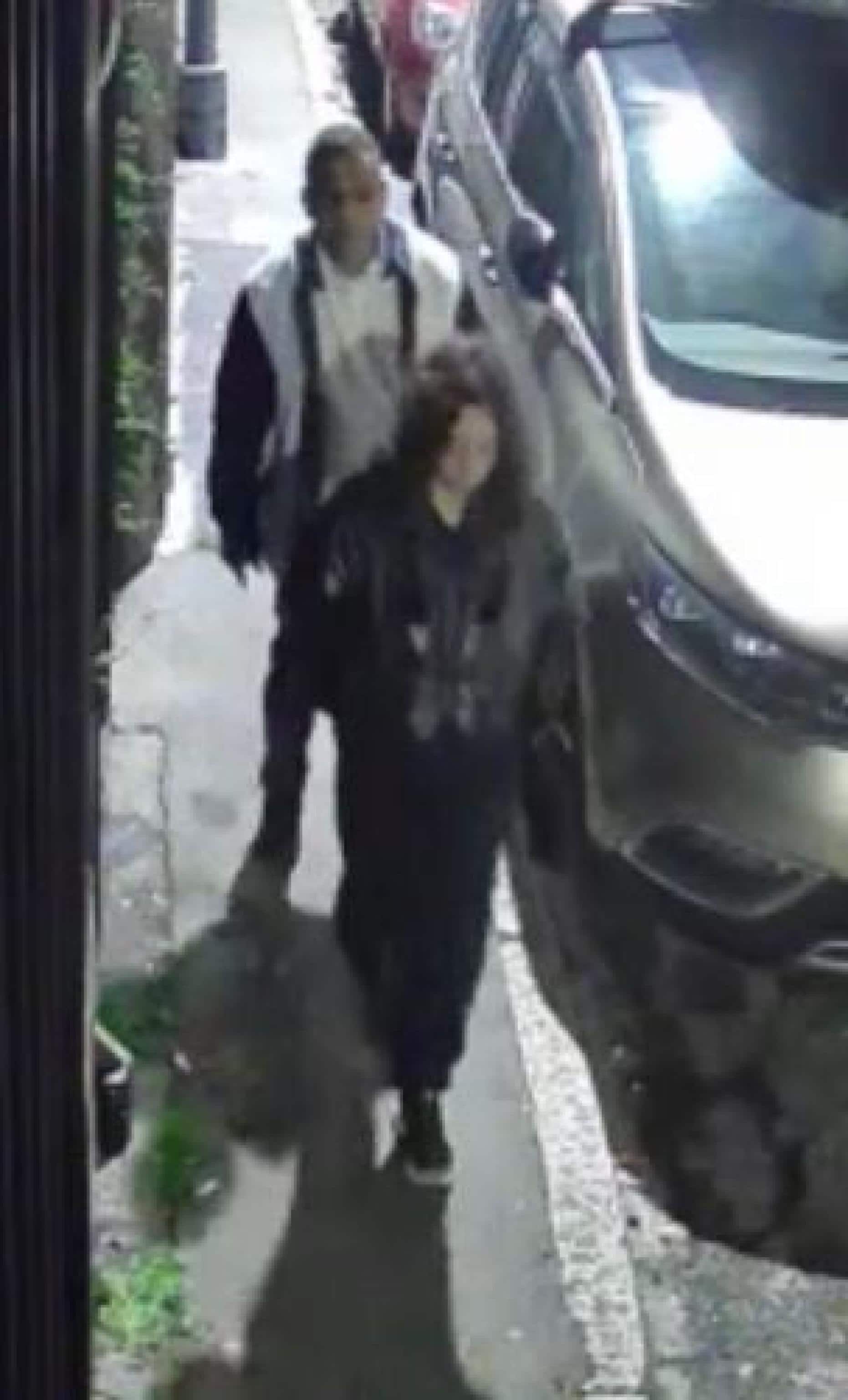 Sono state le immagini delle telecamere della metropolitana a far convergere i sospetti sul 57enne di origine peruviane indagato dalla Procura di Milano per l'omicidio di Aurora Livoli, la 19enne, trovata morta nel cortile di un condominio alla periferia della città. Da quando si è appreso i video analizzati dai carabinieri nell'indagine coordinata dal pm Antonio Pansa, hanno ripreso la ragazza e l'uomo, il quale deve essere ancora interrogato dal pubblico ministero. ANSA/US CARABINIERI +++ NPK +++ NO SALES, EDITORIAL USE ONLY +++