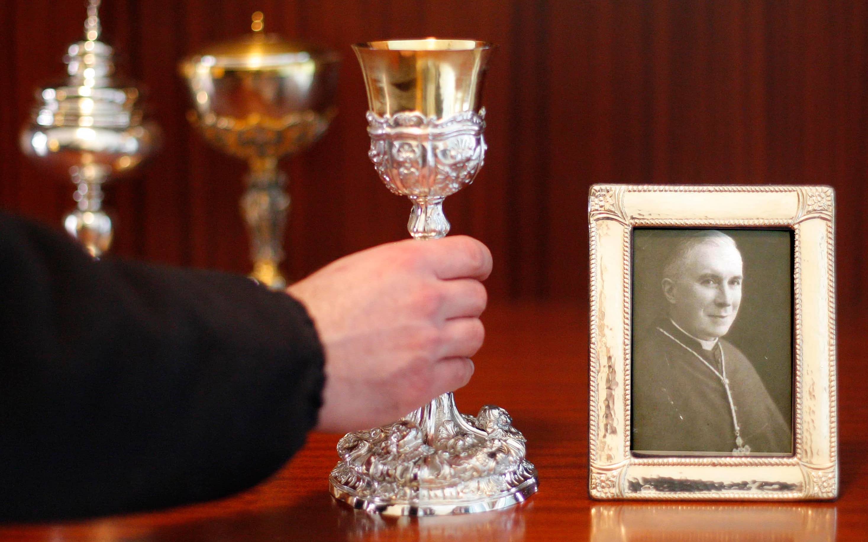 20090124 - ALBANO LAZIALE - ROMA - REL - RATZINGER PERDONA I VESCOVI ULTRATRADIZIONALISTI RIBELLI. Un'immagine del fondatore accanto ai calici nella sacrestia della cappella nella FraternitÃ  Sacerdotale San Pio X, fondata da monsignor Marcel Lefebvre ad Albano Laziale (Roma). ''Il nostro e' un commento positivo perche' e' cio' che e' stato chiesto da noi. L'altro elemento estremamente positivo e' che si tratta di un gesto unilaterale da parte del Vaticano che non chiede niente in cambio e, come tale, consente di mantenere la propria identita' dottrinale. Cio' significa poter obiettare e discutere sul Concilio, in particolare, su determinati testi del Concilio''. A parlare e' Don Davide Pagliarani, responsabile della Casa di Albano della Fraternita' Sacerdotale San Pio X. La Casa, sorta nel '74 ai Castelli Romani, e' il primo centro lefebvriano nato in Italia. ANSA/ALESSANDRO DI MEO/DRN