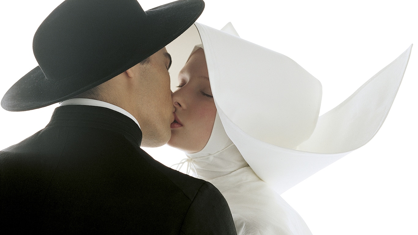 “Oliviero Toscani. Chi mi ama mi segua” esplora la vita, il pensiero e l’eredità artistica di uno dei più influenti fotografi italiani del Novecento