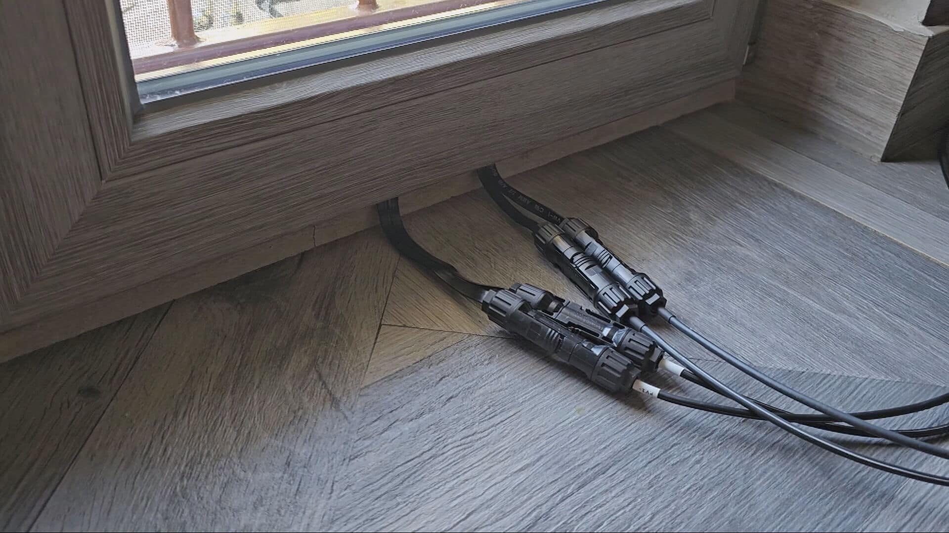 I cavi piatti per passare sotto agli infissi