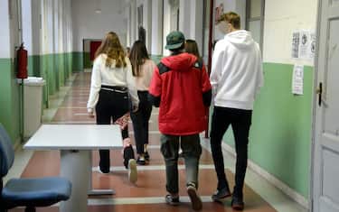 Milano, Studenti in aula seduti ai banchi, lezioni in aula, ragazzi nei corridoi, Scuola Agnesi