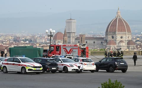Gruppo artificieri dell Arma dei Carabinieri impegnati durante l allarme bomba al Piazzale Michelangelo di Firenze dopo che e  stata rinvenuta una bombola del gas sotto una copia della statua del David Firenze 05 Ottobre   2026 ANSA/CLAUDIO GIOVANNINI