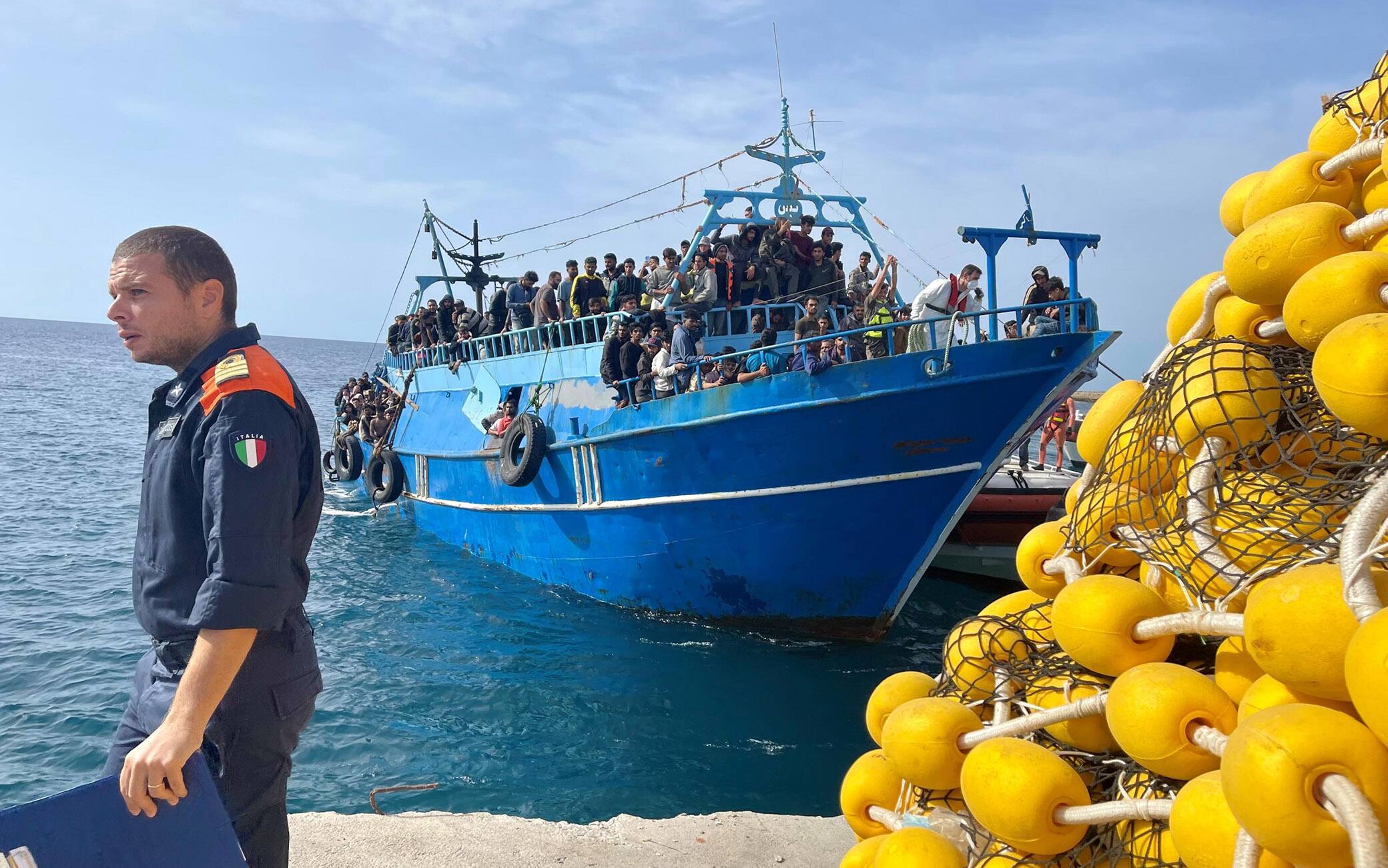 Le operazioni di attracco di un peschereccio con migranti - dovrebbero essere da 350 a 400 persone - a Lampedusa, 01 novembre 2023. L’imbarcazione è stata scortata dalle motovedette di Capitaneria e Guardia di Finanza al porto commerciale dell’isola. Sono in corso le operazioni per fare scendere i migranti per poi accompagnarli all’interno del centro di accoglienza. ANSA/ ELIO DESIDERIO
