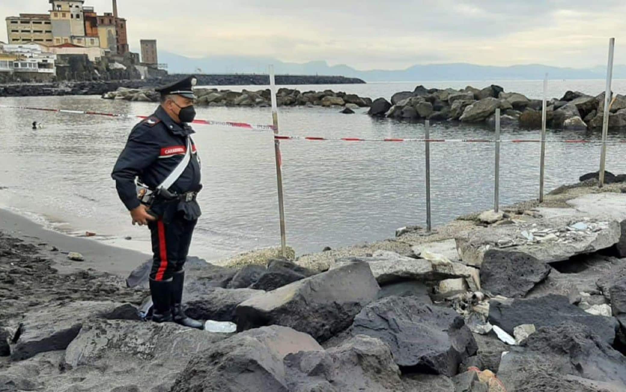 Carabinieri sul luogo del ritrovamento del corpo
