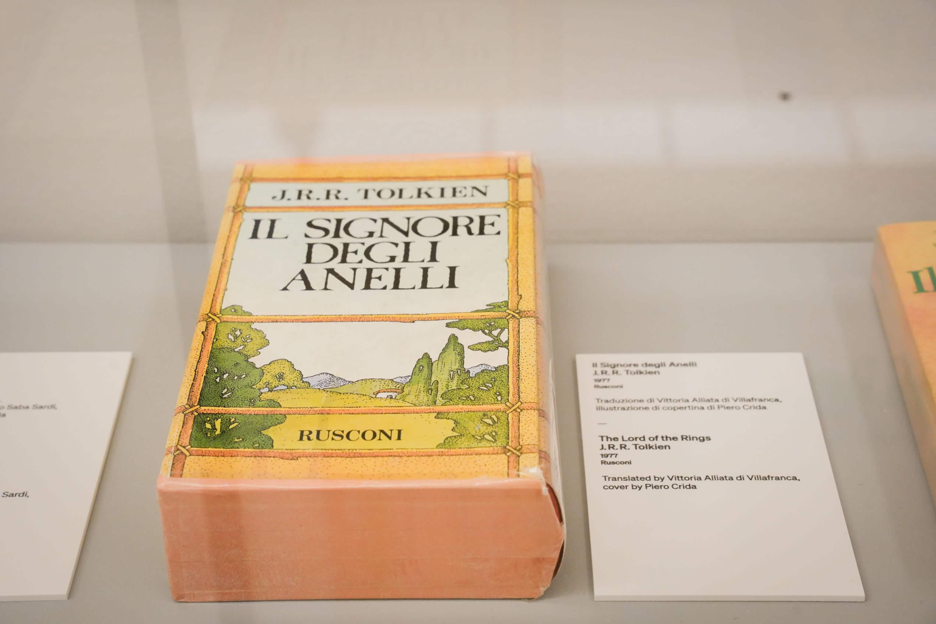 Manoscritti autografi, immagini rare, opere d'arte ispirate alle sue visioni letterarie, copie dei libri e delle varie edizioni della sua opera, vinili delle colonne sonore dei film o di musiche ispirate al Signore degli anelli. E ancora abiti di scena, un video di Pino Insegno, che al cinema prestò la voce ad Aragorn del Signore degli Anelli, e un corridoio che ospita le testimonianze delle celebrità che hanno amato l'autore: da Barack Obama a Papa Francesco, da Paul McCartney a Ringo Star o Stephen King. La prima grande retrospettiva mai fatta in Italia su John Ronald Reuel Tolkien, va in scena a Roma, nel cinquantennale della sua morte, alla Galleria Nazionale d'Arte Moderna e Contemporanea, dal 16 novembre all'11 febbraio 2024: è la prima sede di una esposizione che sarà itinerante e che verrà allestita come seconda tappa a Napoli. E che è stata resa possibile anche grazie alla prestigiosa collaborazione dell'Università di Oxford. Curata da Oronzo Cilli con Alessandro Nicosia, 'Tolkien. ANSA/EMANUELE ANTONIO MINERVA/US MINISTERO DELLA CULTURA +++ NPK +++ NO SALES, EDITORIAL USE ONLY +++