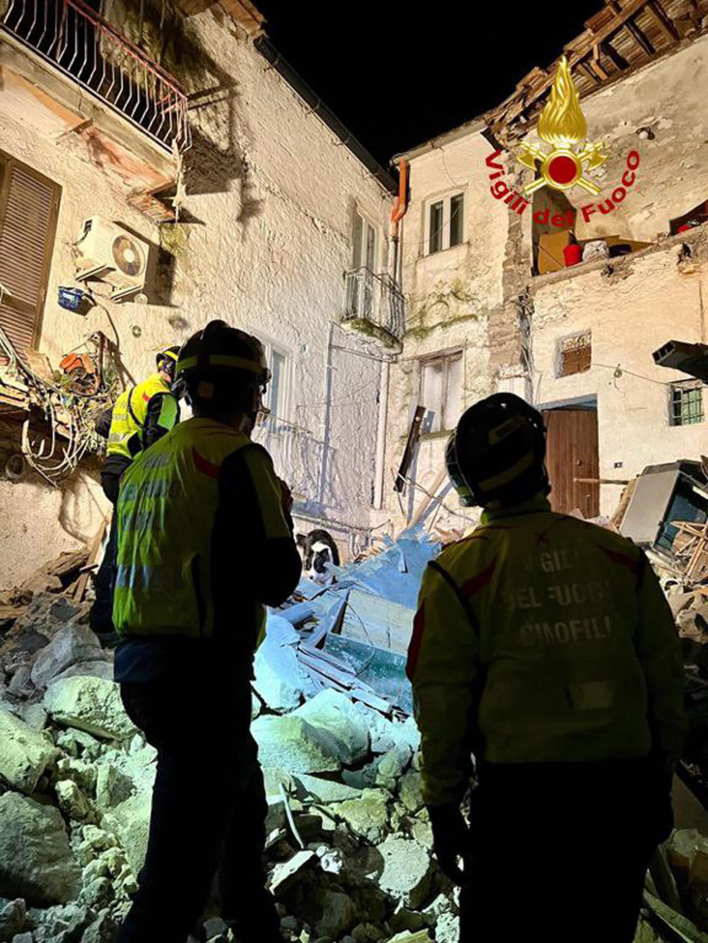 I vigili del fuoco all'opera per evacuare persone bloccate nell'edificio confinante con una palazzina di due piani, disabitata, crollata nella notte nella frazione San Castrese di  Sessa Aurunca, nel Casertano. 29 novembre 2024 ANSA/VIGILI DEL FUOCO +++ ANSA PROVIDES ACCESS TO THIS HANDOUT PHOTO TO BE USED SOLELY TO ILLUSTRATE NEWS REPORTING OR COMMENTARY ON THE FACTS OR EVENTS DEPICTED IN THIS IMAGE; NO ARCHIVING; NO LICENSING NPK