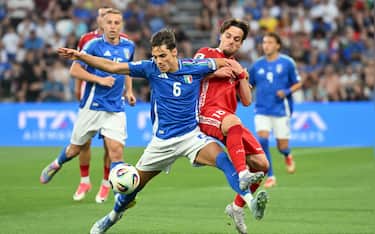 Italy's midfielder #06 Samuele Ricci (L) and Moldova's forward #18 Stefan Bodisteanu fight for the ball during the 2026 World Cup qualifiers Europe zone group I football match between Italy and Moldova at the Mapei Stadium in Reggio Emilia, on June 9, 2025. (Photo by Alberto PIZZOLI / AFP)