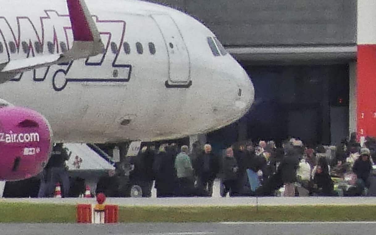 Wizzair: Voli dirottati a Brindisi per maltempo, passeggeri in pista - finanza news from Sky TG24