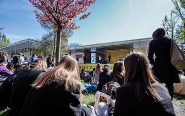 ragazzi seduti per terra