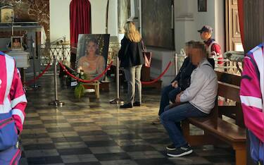 I genitori e la sorella di Margaret Spada, la ventiduenne morta il 7 novembre scorso a Roma mentre si stava sottoponendo ad un intervento di rinoplastica parziale, si trovano nella chiesa del Carmine dove è stata allestita la camera ardente, Lentini, 17 novembre 2024. In chiesa è stata posizionata la bara con una fotografia della ragazza adagiata sopra. E lateralmente una gigantografia dell'immagine di Margaret mentre spegne le candeline per il compleanno.
ANSA/ ALESSANDRO RICUPERO