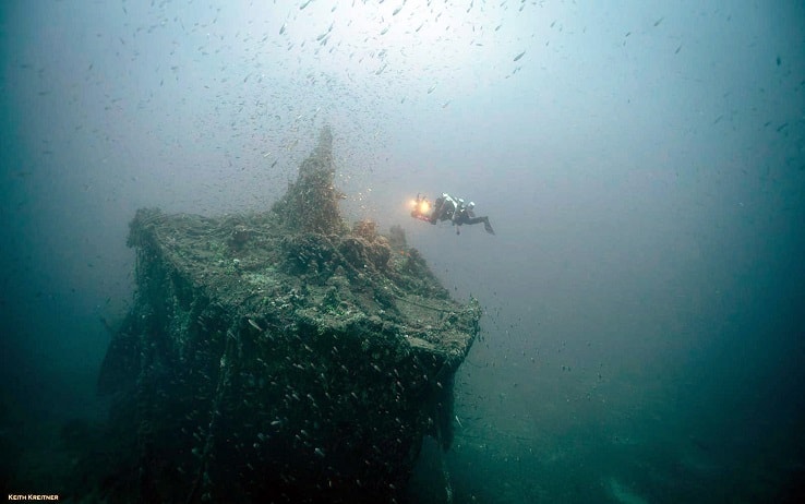 Subacquei alla ricerca, a partire da 20 miglia dalla costa di Lampedusa (Agrigento) e fino ad arrivare a 100 miglia di distanza, ad una profondità che va da 33 a 140 metri, fino a dove riescono a scendere i sub, di decine e decine di relitti storici, 20 luglio 2021.  ANSA / ufficio stampa   +++ ANSA PROVIDES ACCESS TO THIS HANDOUT PHOTO TO BE USED SOLELY TO ILLUSTRATE NEWS REPORTING OR COMMENTARY ON THE FACTS OR EVENTS DEPICTED IN THIS IMAGE; NO ARCHIVING; NO LICENSING +++