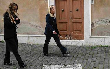 Il presidente del Consiglio, Giorgia Meloni (D), con la sorella Arianna (S) adurante i funerali del senatore di Fratelli d'Italia, Andrea Augello, nella Basilica dell'Ara Coeli in Campidoglio, Roma, 2 maggio 2023. ANSA/RICCARDO ANTIMIANI