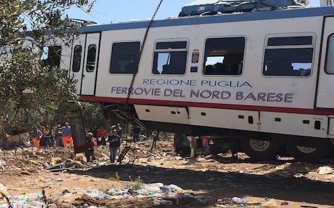Le operazioni di rimozione dei rottami dei due treni regionali coinvolti nell'incidente ferroviario avvenuto ieri tra le campagne di Andria e Corato, 13 luglio 2016. ANSA/ MILENA DI MAURO