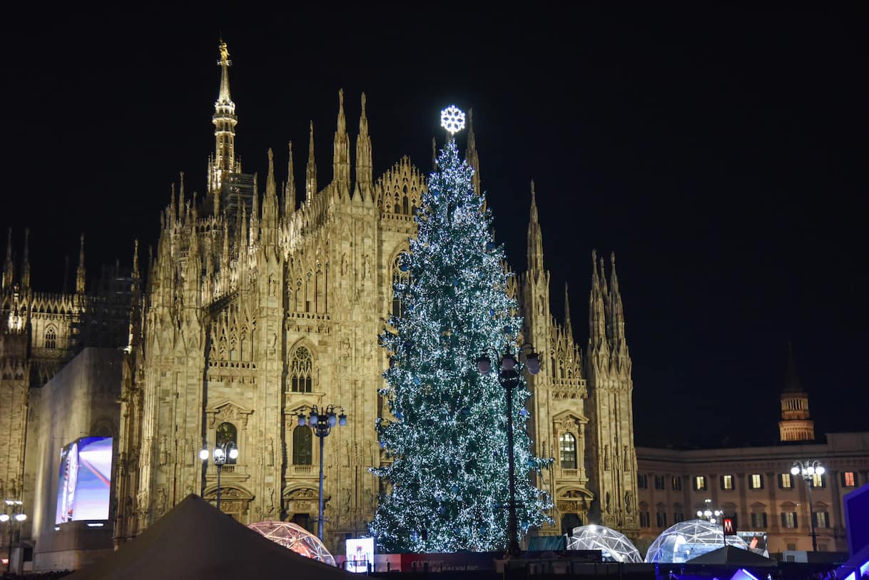 milano acceso l albero di natale in piazza duomo foto