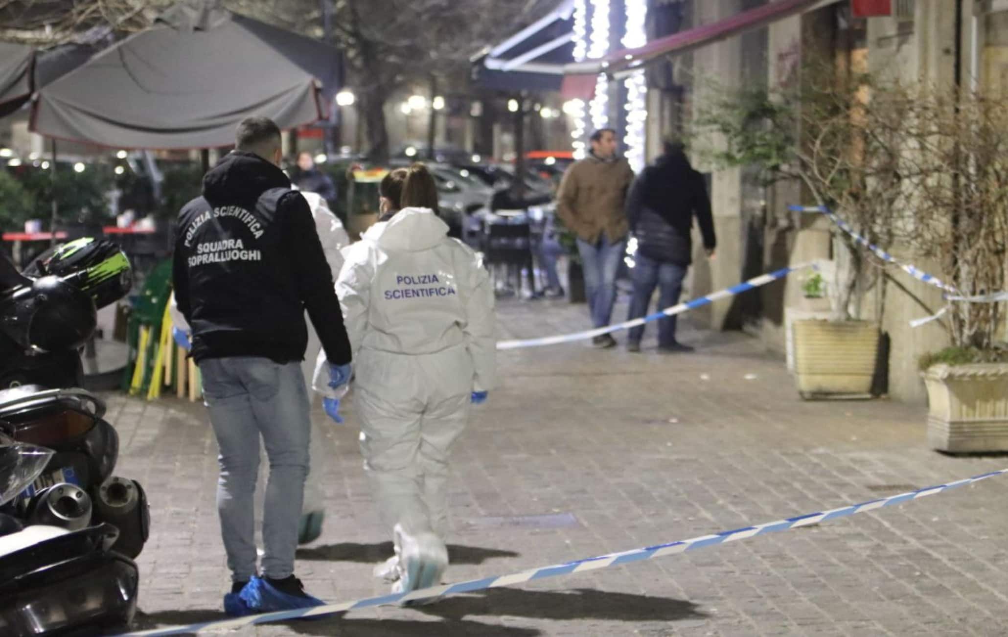 I rilievi in piazzale Gambara dove due persone sono rimaste ferite in modo grave durante una sparatoria, Milano, 15 febbraio 2025. Sul posto sono intervenuti gli operatori del 118 con due ambulanze e due automediche in codice rosso. Presenti anche le volanti della polizia e gli agenti della scientifica per eseguire i primi accertamenti. ANSA/ PAOLO SALMOIRAGO