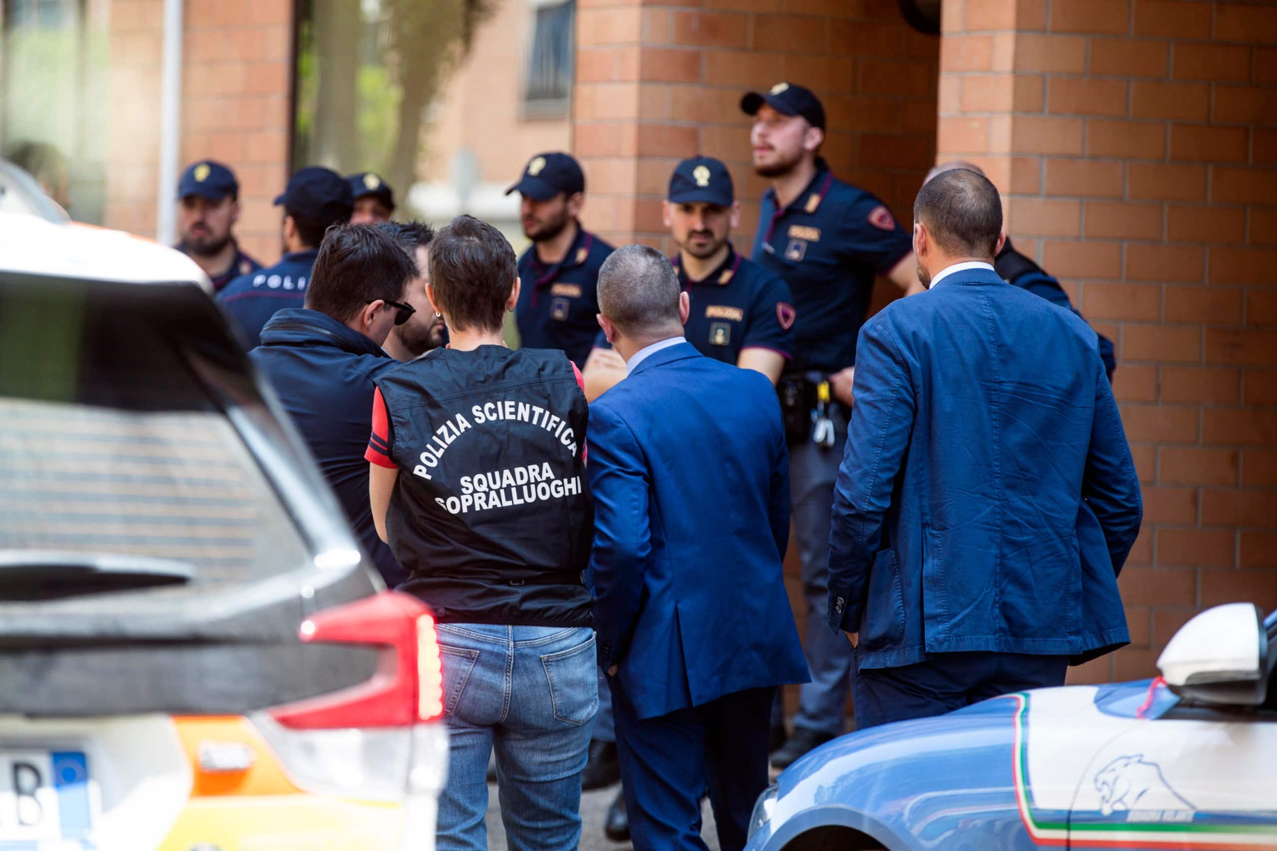Agenti sul luogo dell'omicidio