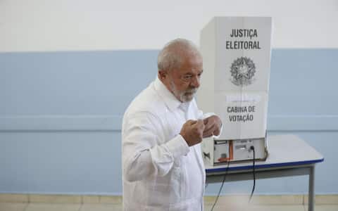 epa10275039 Former president of Brazil and presidential candidate Luiz Inacio Lula da Silva votes in the second round of the presidential elections in Sao Bernardo do Campo, Sao Paulo, Brazil, 30 October 2022.  EPA/FERNANDO BIZERRA