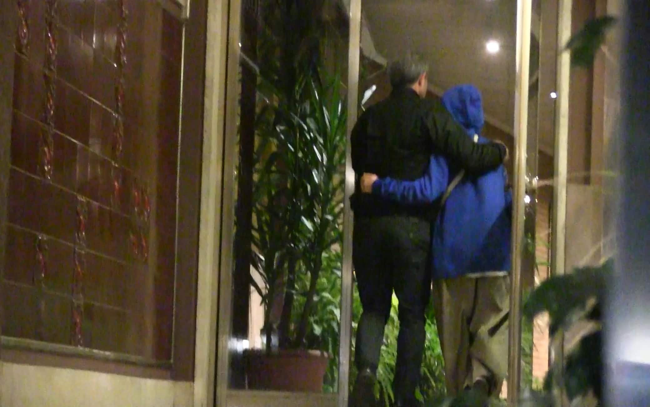 Alessia Piperno è rientrata nella propria abitazione a Roma, nel quartiere Colli Albani, Roma, 10 novembre 2022. La ragazza ha varcato il portone abbracciata al padre, senza fare dichiarazioni ai giornalisti che l'attendevano sotto casa. La trentenne indossava un piumino blu ed un berretto.ANSA/ FRAME VIDEO ALANEWS