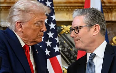 AYLESBURY, ENGLAND - SEPTEMBER 18: (L-R) U.S. President Donald Trump and UK Prime Minister Keir Starmer shake hands during a press conference at Chequers at the conclusion of a state visit on September 18, 2025 in Aylesbury, England. This is the final day of President Trump’s second UK state visit, with the previous one taking place in 2019 during his first presidential term. (Photo by Leon Neal/Getty Images)