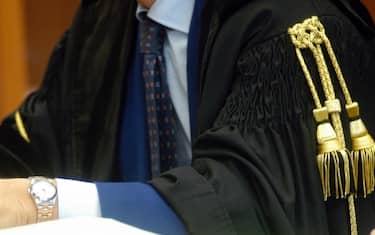 FOTO GENERICHE DI AULE DI TRIBUNALE , TOGHE E AVVOCATI TOGA GIUDICE