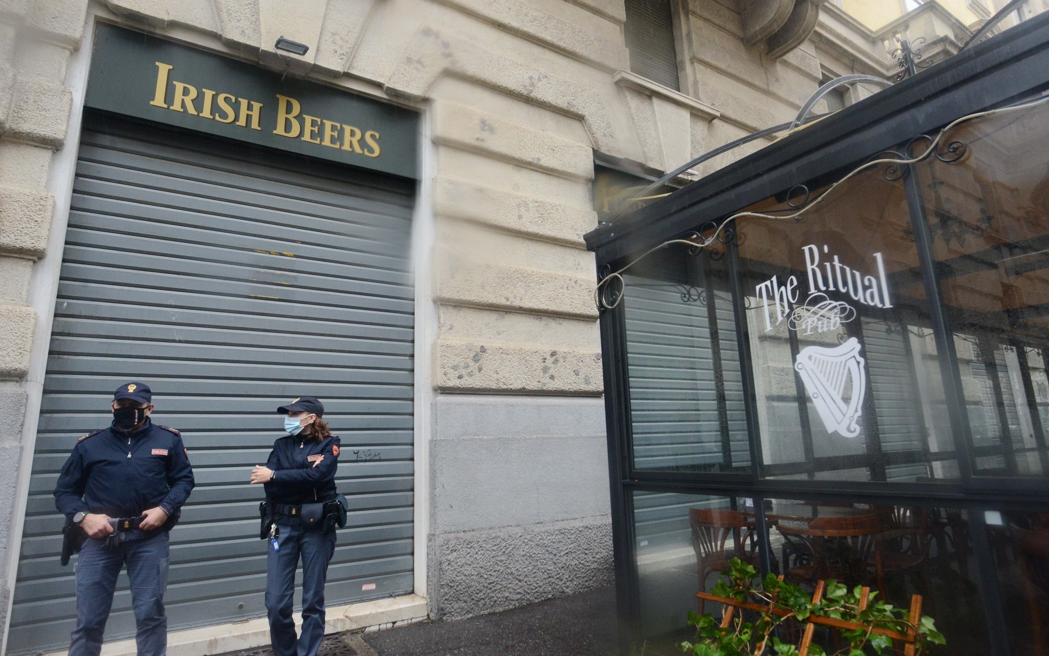 vandali devastano il locale bar Irish Beer ferendo un barista sul posto una pattuglia della polizia, Bergamo 1 novembre 2021. Ansa Stefano Cavicchi