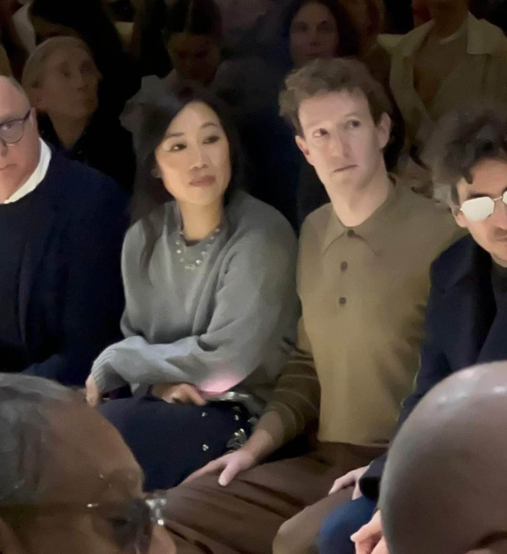 Mark Zuckerberg e la moglie Priscilla Chan alla sfilata di Prada a Milano