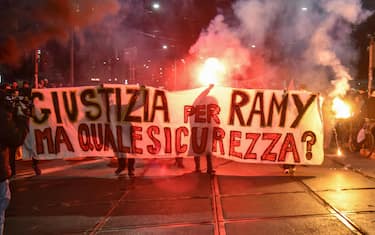 "Giustizia per Ramy Elgaml". È questo ciò che chiedono i manifestanti che si sono riuniti in zona Darsena a Milano per un corteo in memoria del 19enne morto lo scorso 24 novembre durante un inseguimento con i carabinieri, 09 gennaio 2025.
ANSA/MATTEO CORNER