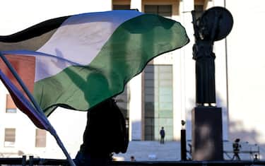 Studenti con slogan e bandiere della Palestina durante la manifestazione di protesta contro il genocidio a Gaza durante le celebrazioni per i 90 anni della costruzione della citta  universitaria La Sapienza, Roma, 12 giugno 2025. ANSA/RICCARDO ANTIMIANI
