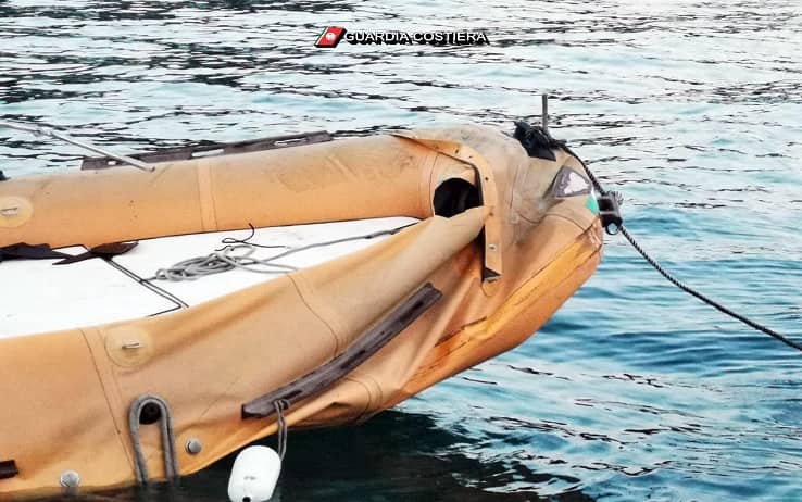 Un motoscafo con a bordo sette persone si è scontrato con un gommone su cui c'erano altre due persone, sul lago Maggiore, all'altezza del Comune di Ranco (Varese), 28 agosto 2022. ANSA/ UFFICIO STAMPA ++ HO - NO SALES EDITORIAL USE ONLY++