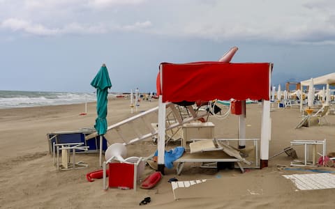 IPA88312452 - Viareggio i danni agli stabilimenti balneari causati dal passaggio di una tromba d’aria