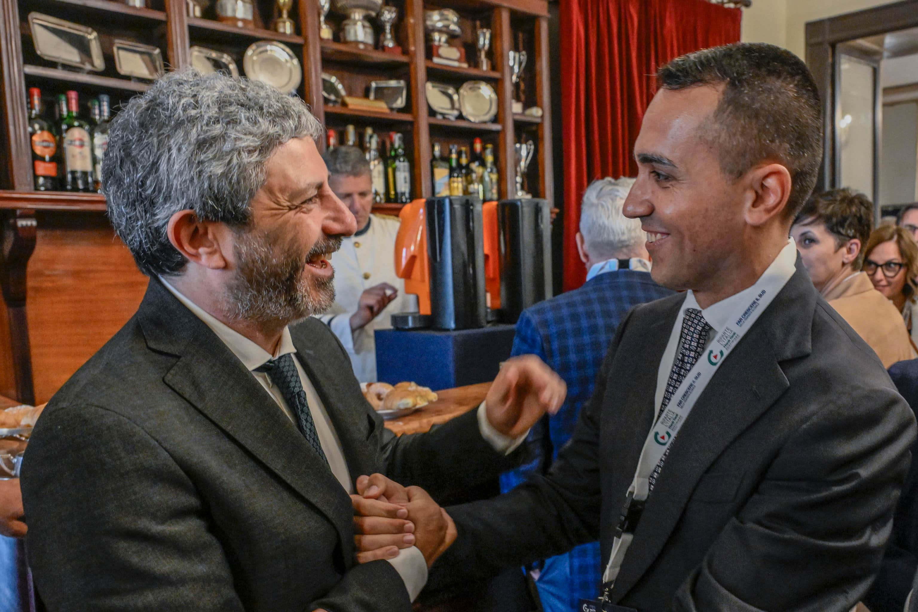 L'abbraccio a Napoli tra il presidente della Campania Roberto Fico e Luigi Di Maio  a margine di un convegno organizzato dall'Osservatorio ' Riparte l'Italia' 28  maggio 2026 ANSA/  CIRO FUSCO